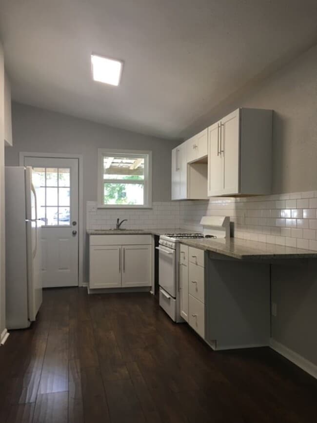 Building Photo - Charming East Austin Gem