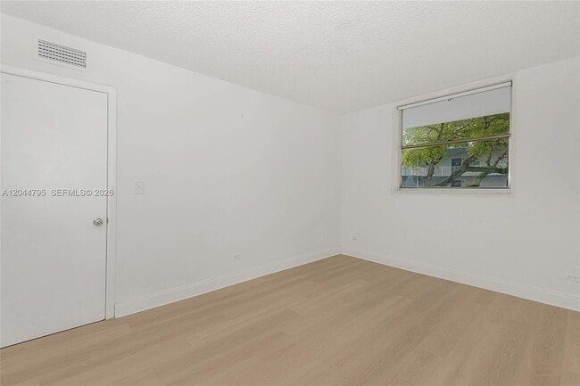 Building Photo - 445 NE 195th St