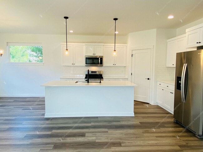 Building Photo - Bright & Spacious SE Bend Retreat with Vau...