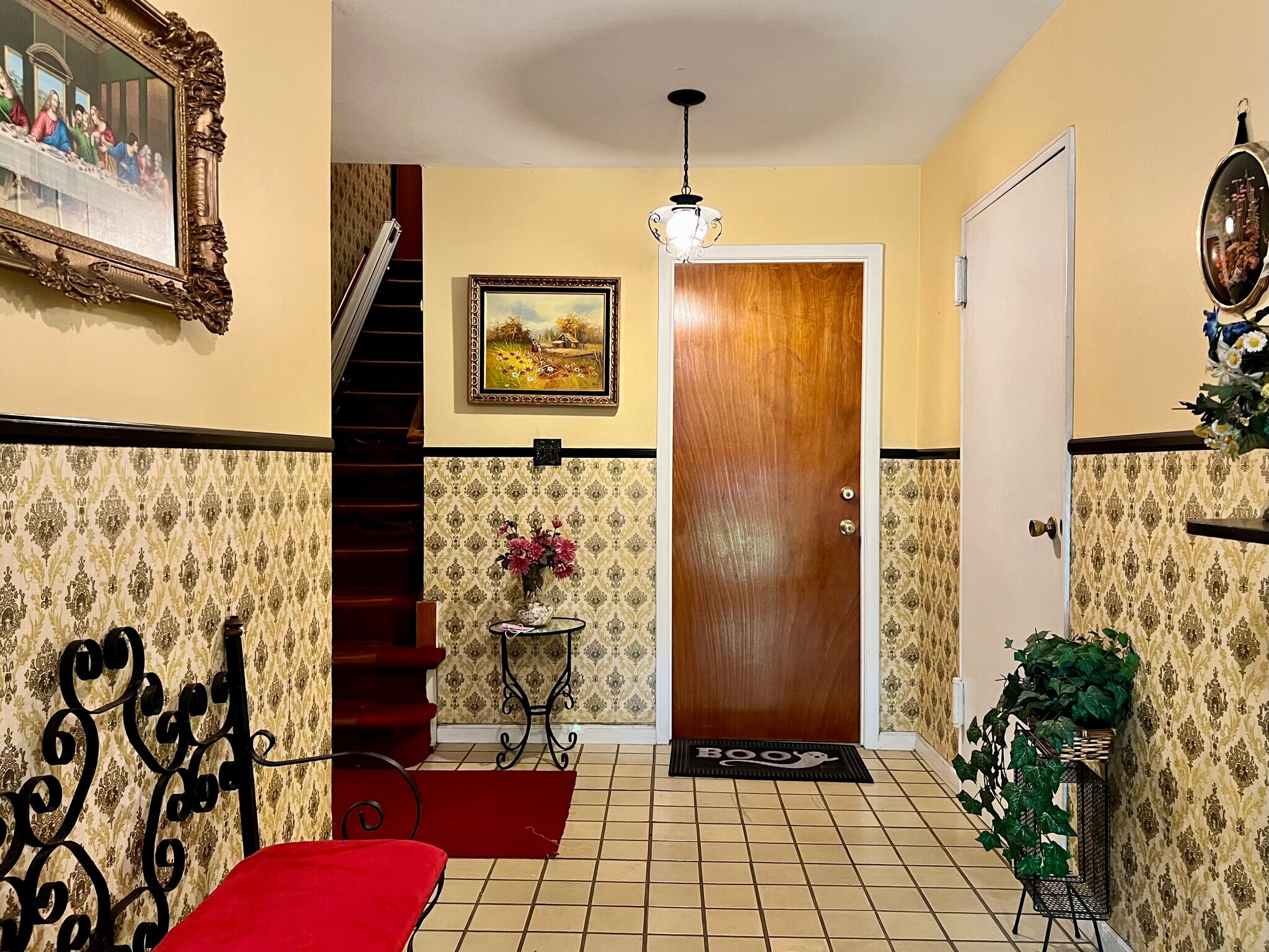 Tiled entrance foyer featuring stairway - 14435 38th Ave
