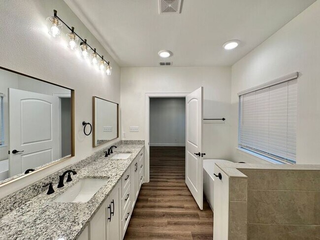 Building Photo - Stunning 3/2/2 on the Outskirts of Lindale!