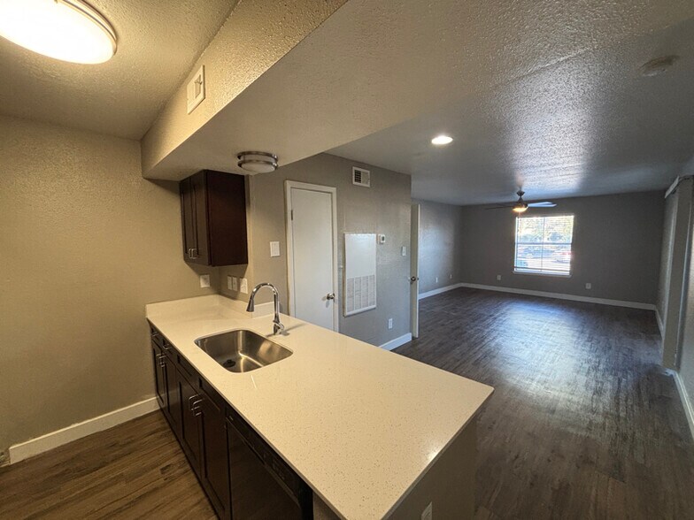 Building Photo - 1400 Clarewood Dr