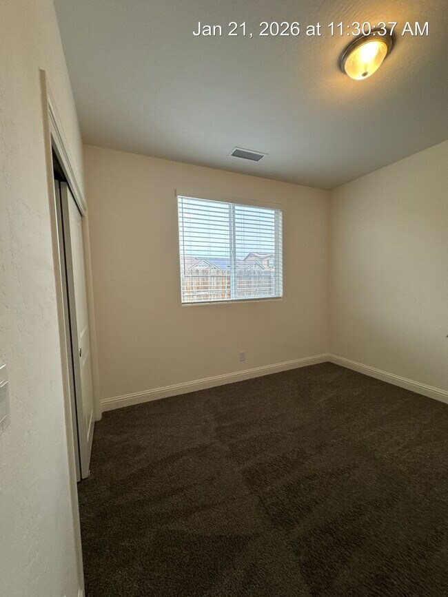 Building Photo - 4 Bedroom home located in Northside Visalia! Available Now!!