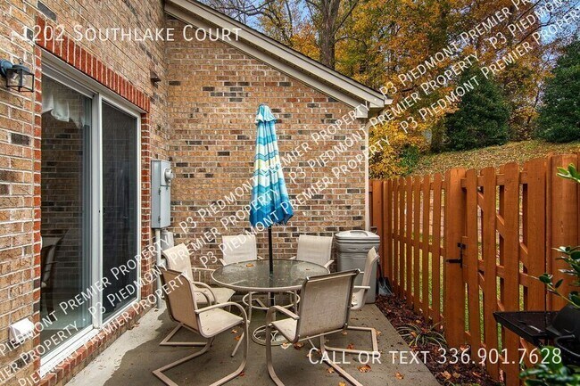 Building Photo - 1202 Southlake Ct