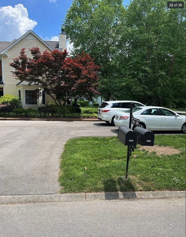 Building Photo - "Charming 2-Bedroom Retreat in Franklin with 1.5 Baths and Cozy 1244 Sq Ft Layout!"