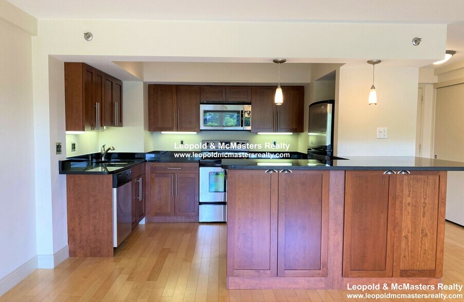 Building Photo - 1592 Beacon St