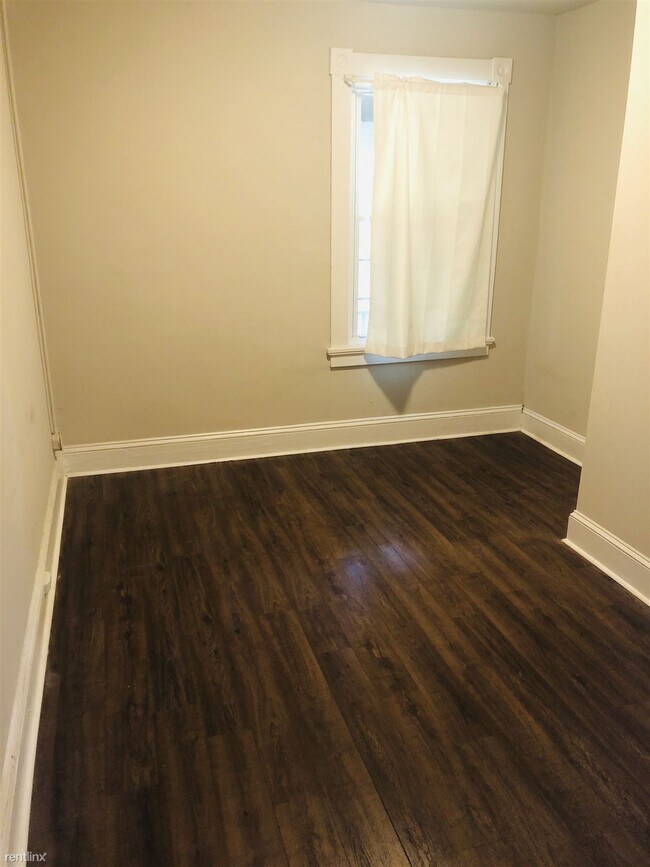 Building Photo - 2 br, 1 bath 4plex - 2420 Barton Ave 4