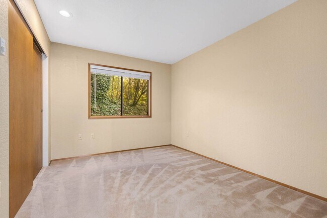 Building Photo - 2 Bedroom 2 Bathroom Condo Near Downtown Kirkland