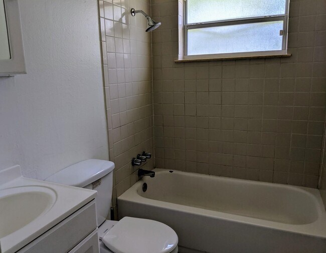 Building Photo - 806 Essex Dr