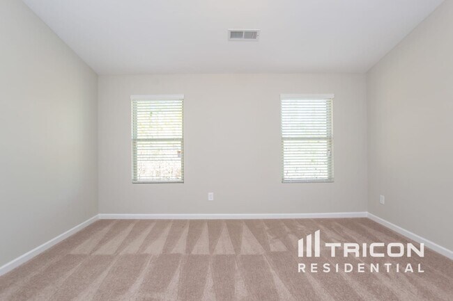 Building Photo - 357 Hawthorn Dr