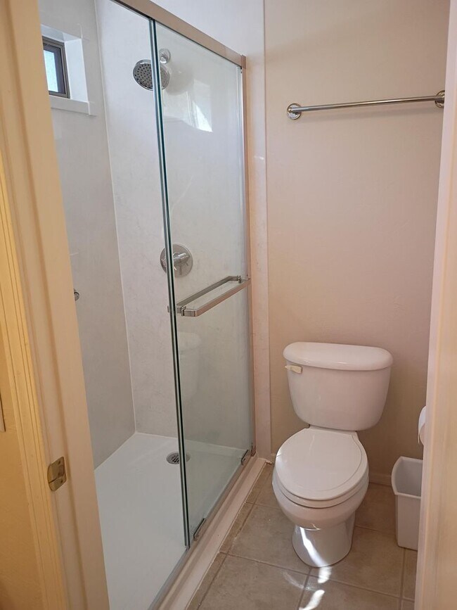 Building Photo - 3 Bedroom 2 Bathroom