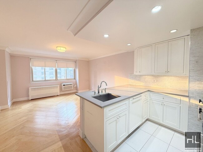 Building Photo - 70 W 93rd St