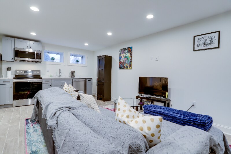 Building Photo - 335 Division Ave NE