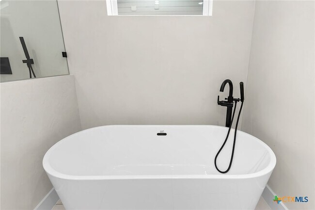 Building Photo - 2204 Magnolia Dr