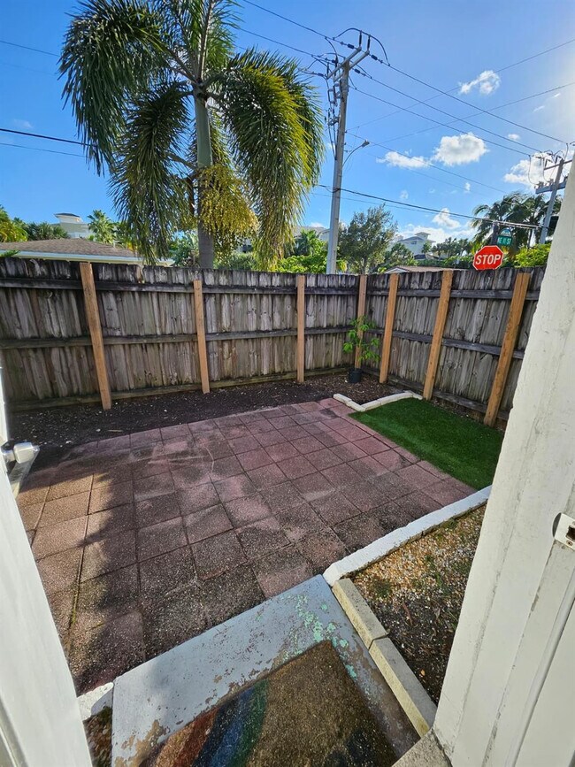 Building Photo - 1100 NE 12th Ave