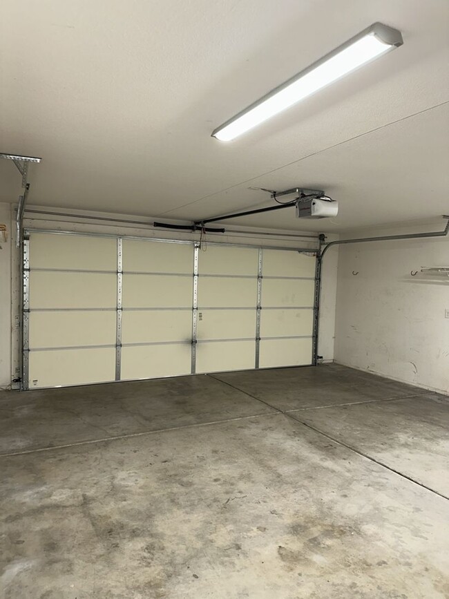 Building Photo - Unfurnished Full Time
