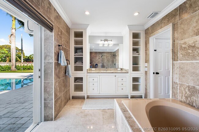Building Photo - 4761 Bayview Dr