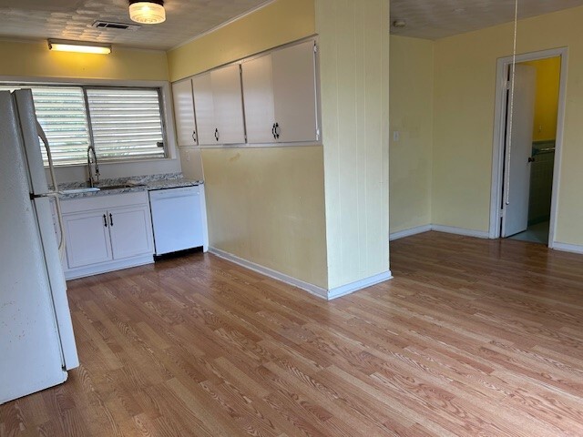 Building Photo - 325 Mackeral St