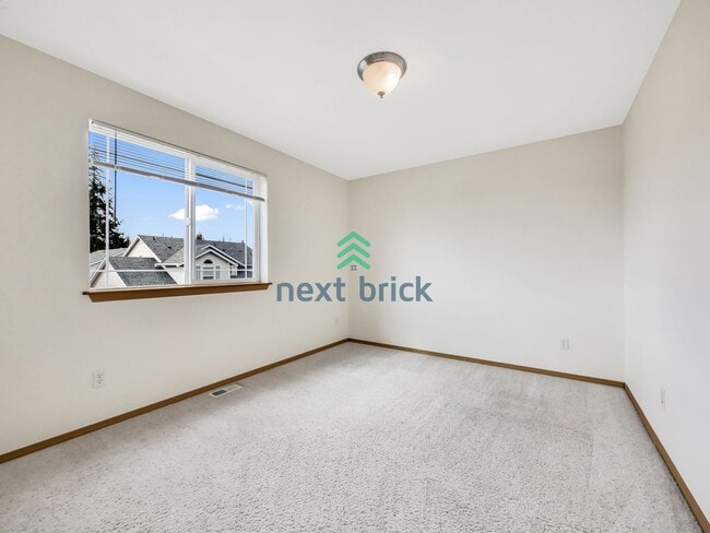 Building Photo - 4 Bed and 2.5 Bath Single-family Home Avai...