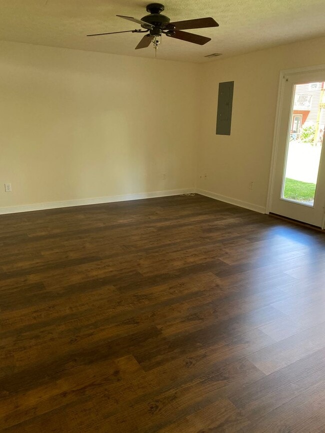 Building Photo - 3 Bedroom, 3.5 Bath Townhouse with Full Fi...