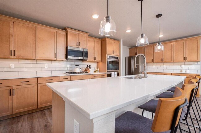 Building Photo - Spacious Modern Home w/Open Floor-Plan