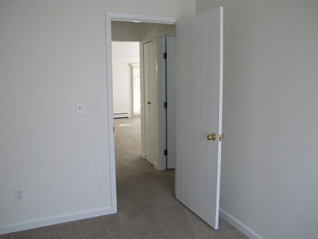 Building Photo - 2831 Somerville Dr