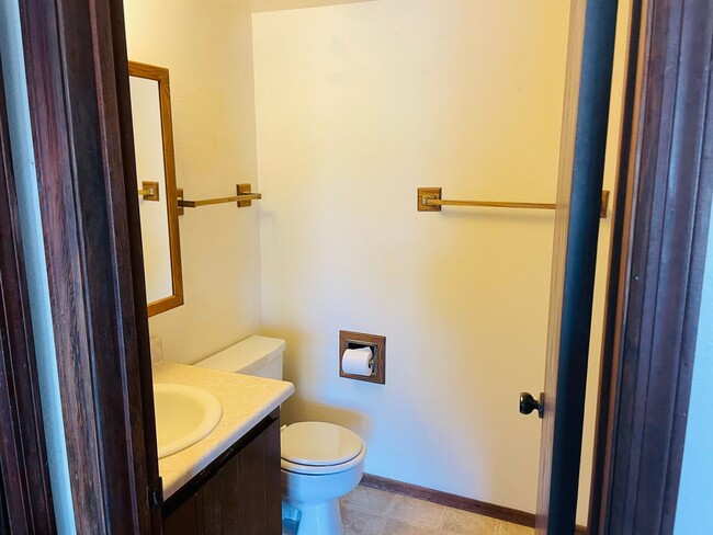 Building Photo - Village of Oak Creek condo.