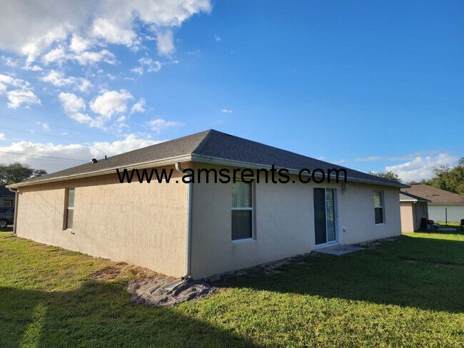 Building Photo - Large 4/2 Home With 2 Car Garage In Poinciana
