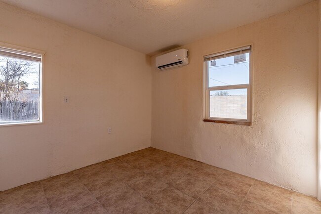 Building Photo - 1447 E Lester St