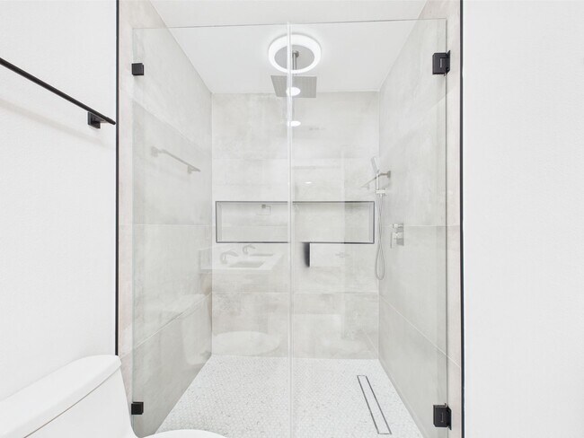Building Photo - Modern Luxury 3x2 home in the Heart of Vista