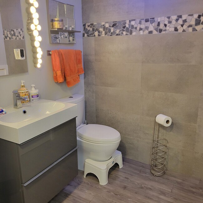 Building Photo - 825 Center St