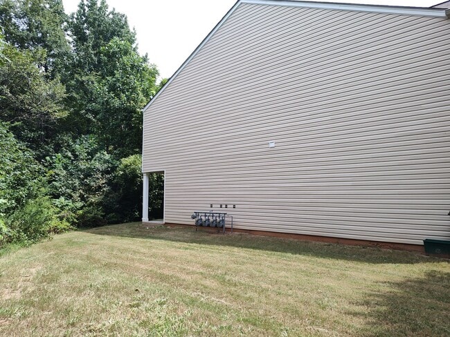 Building Photo - Beautiful Townhome in Berkshire!