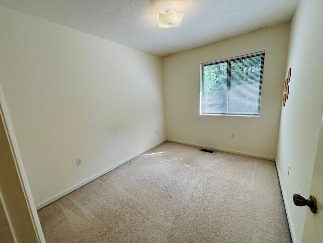 Building Photo - 911 Lora Ln