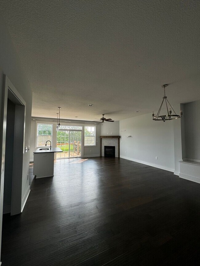 Building Photo - 4 Bedroom, 3 1/2 bathroom in Olathe!