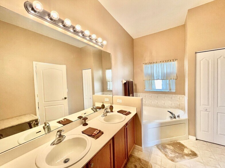 Building Photo - 137 Canterbury Pl