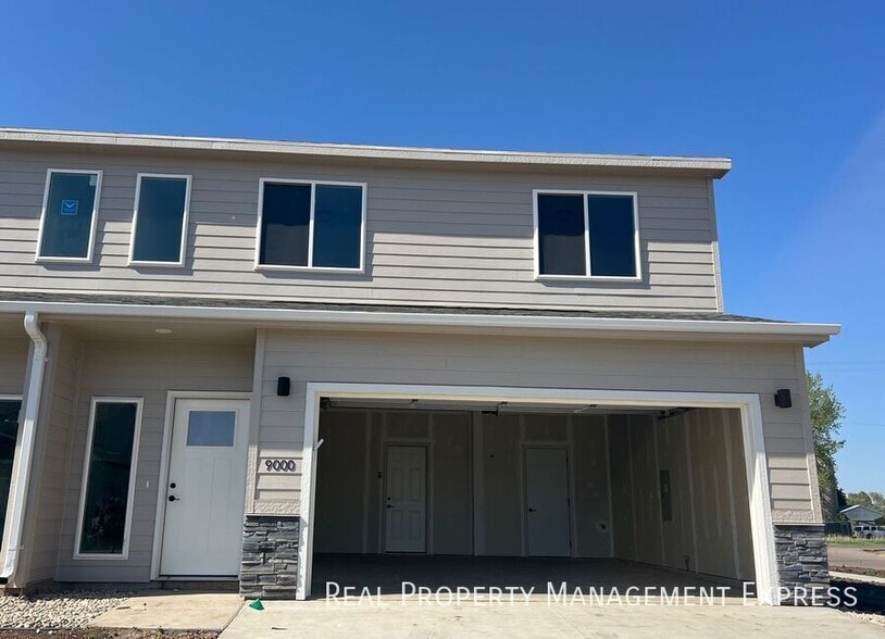 Primary Photo - Modern 3 Bed 2.5 Bath Townhome Located in ...