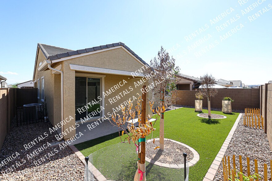 Building Photo - 8914 W Rancho Dr