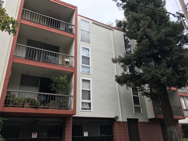 Building Photo - Make This Condo A Place You Can Call Home!!