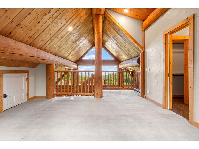 Building Photo - Beautiful Home on 10 Actre
