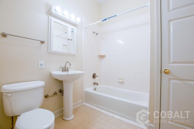 Building Photo - 856 Monroe Dr NE