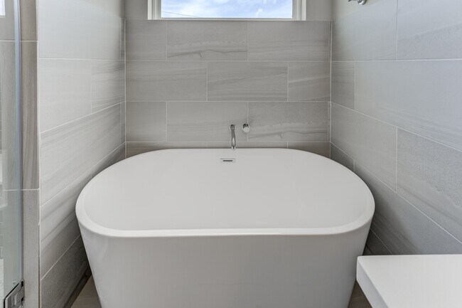 Building Photo - 2510 Tuam St