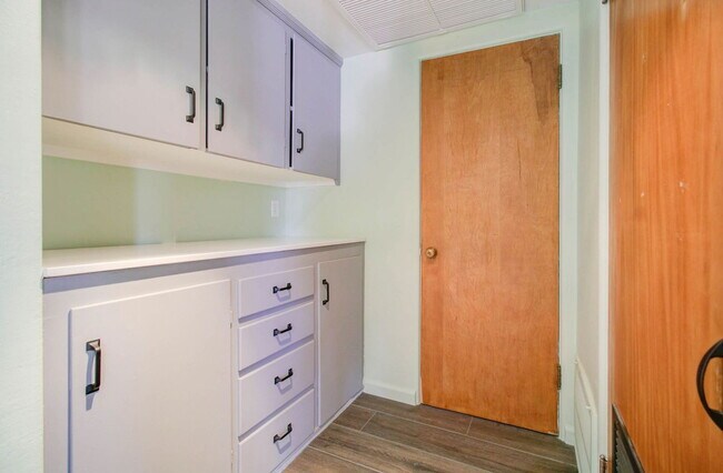 Building Photo - 1301 W Mulberry Dr