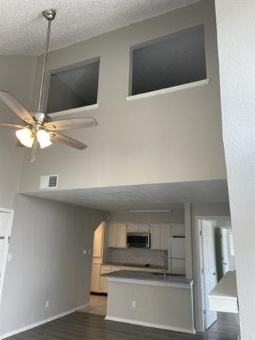 Building Photo - 9831 W Walnut St