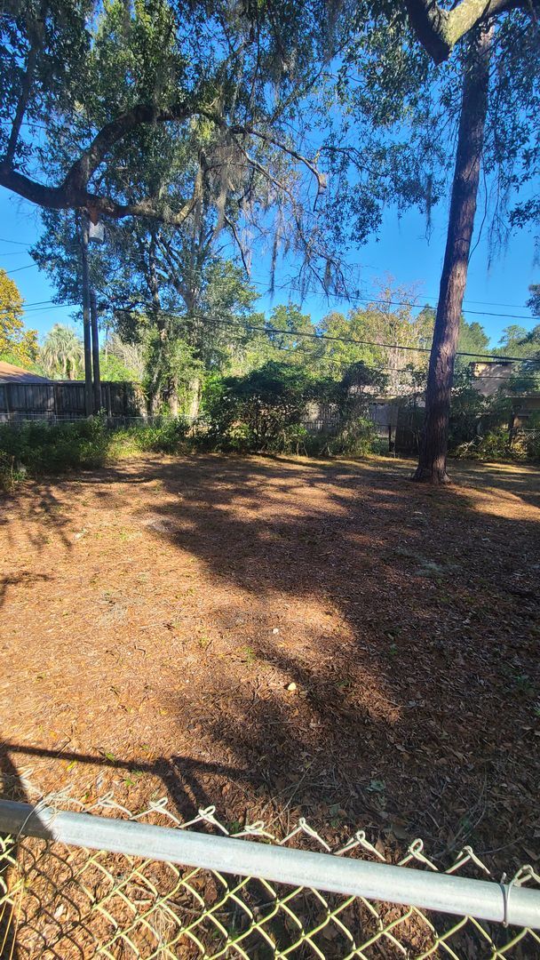 Building Photo - Fully Renovated 3/1 with huge fenced-in ba...