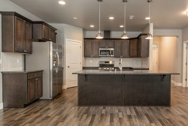 Building Photo - 1102 Chinook Dr