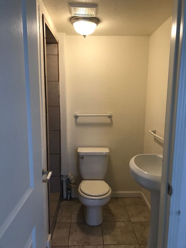 Building Photo - Cute house!