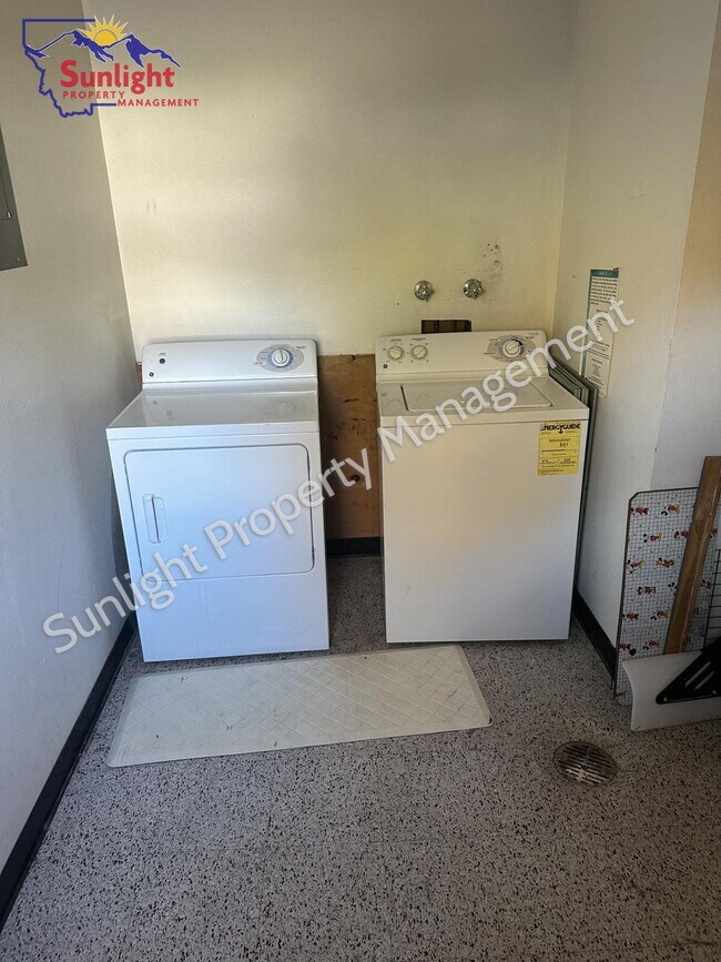 Building Photo - 302 E 1st St