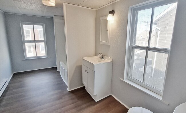 Building Photo - 516 Main St