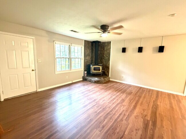 Building Photo - Check out this lovely 4 sided brick home located in Pine Mountain, GA