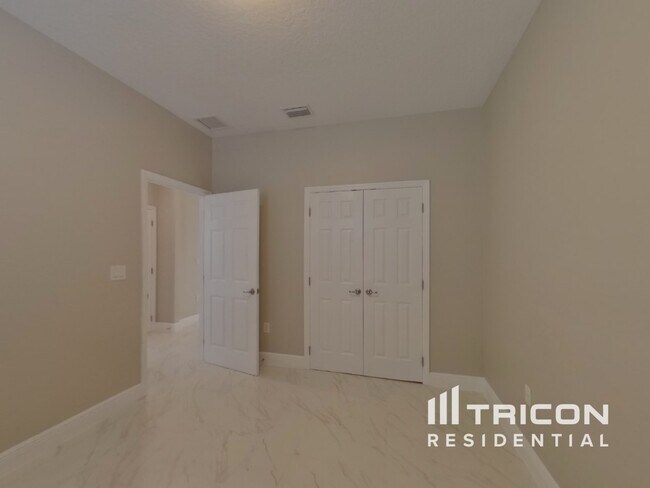 Building Photo - 719 4th Ave N